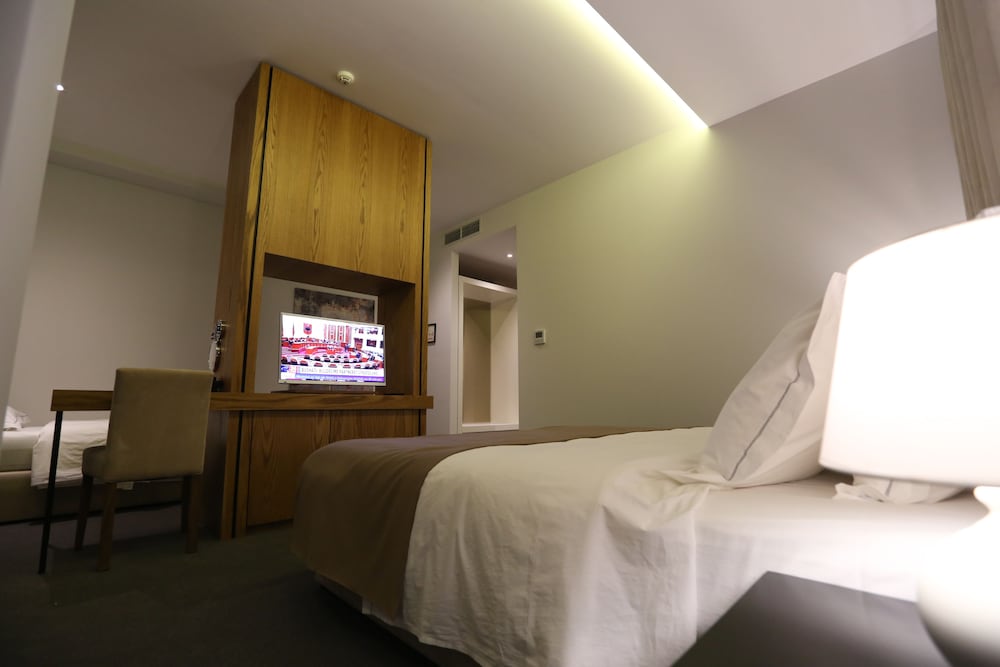 Superior triple room with one double bed and one single bed photo 3
