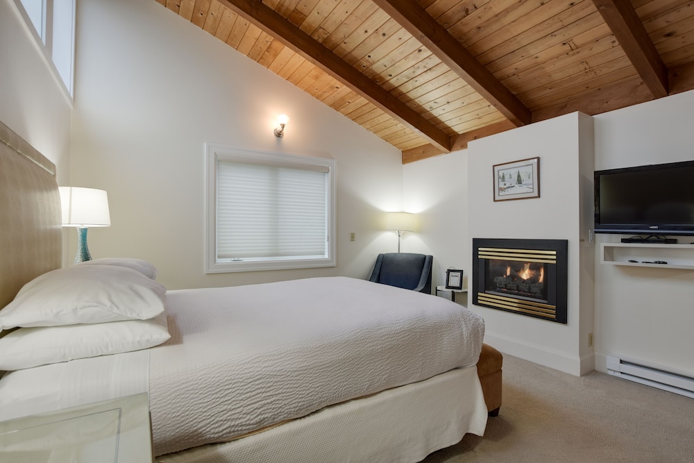 Flagship Queen Guest Room - Narrow Ocean View photo 1