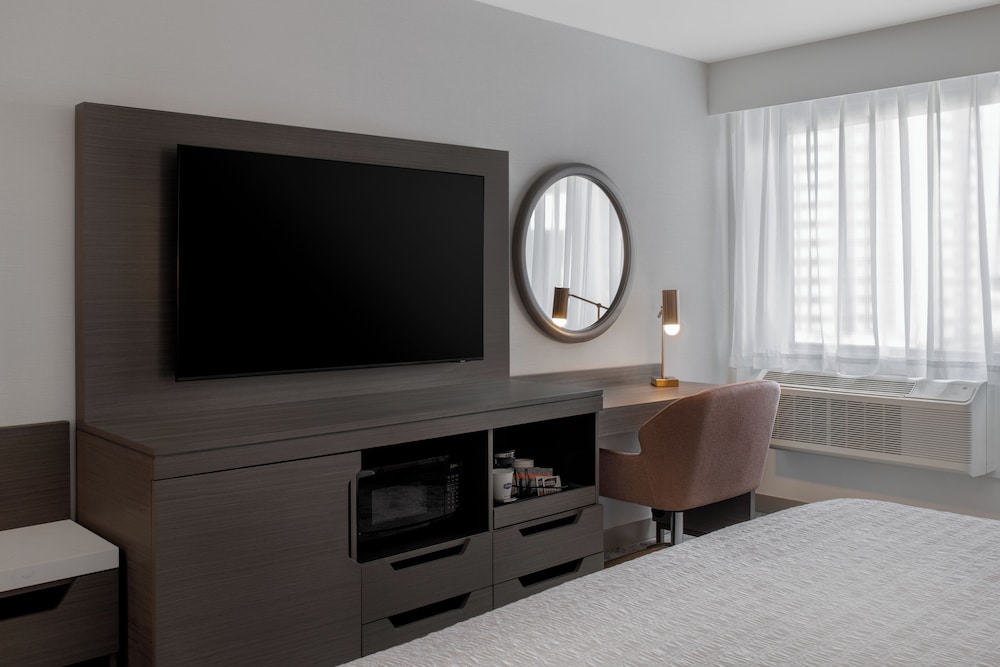 Room, 1 King Bed, Refrigerator & Microwave - Photo 3