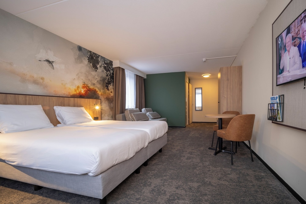 Family Quadruple Room (with Shower) - Photo 4