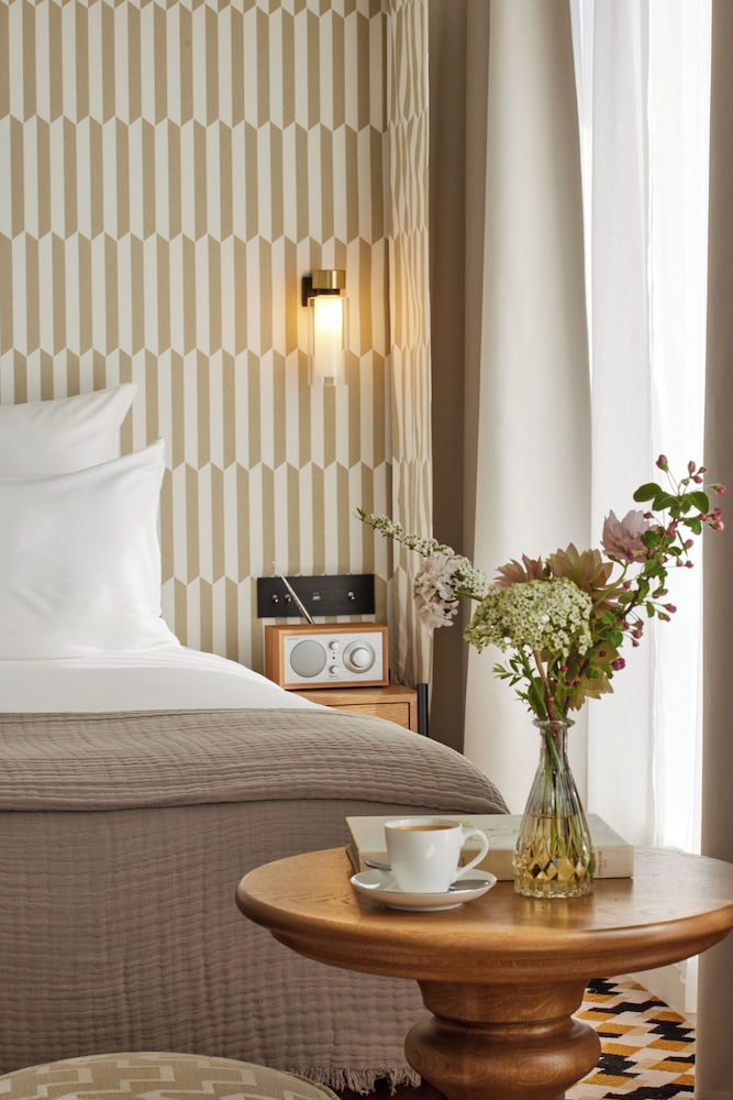 Deluxe Room thumbnail 6