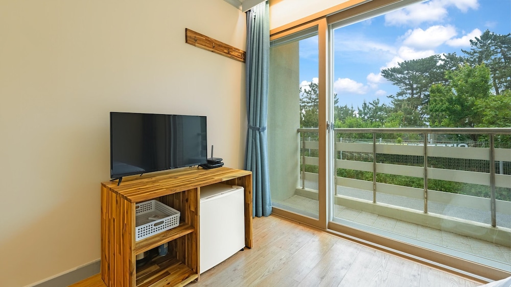 Basic Room, 1 Bedroom (101(Ocean View/No cooking)) - Photo 4