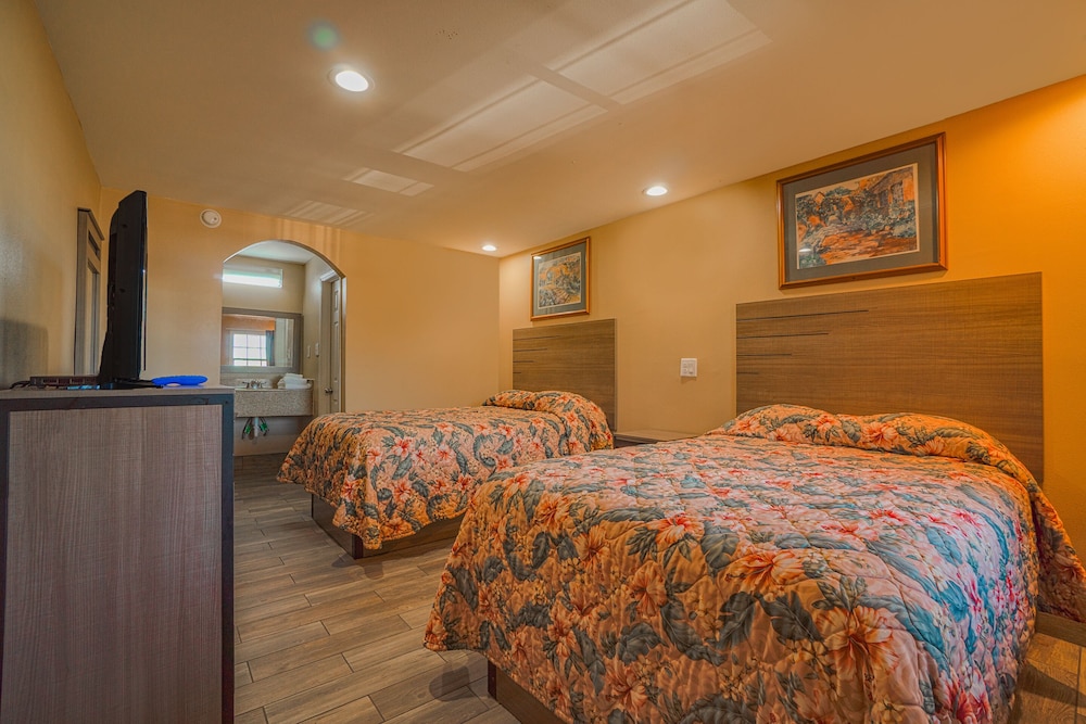 Room, 1 King Bed, Mobility Accessible, Non Smoking (Mobility, Roll-In Shower) - Photo 17