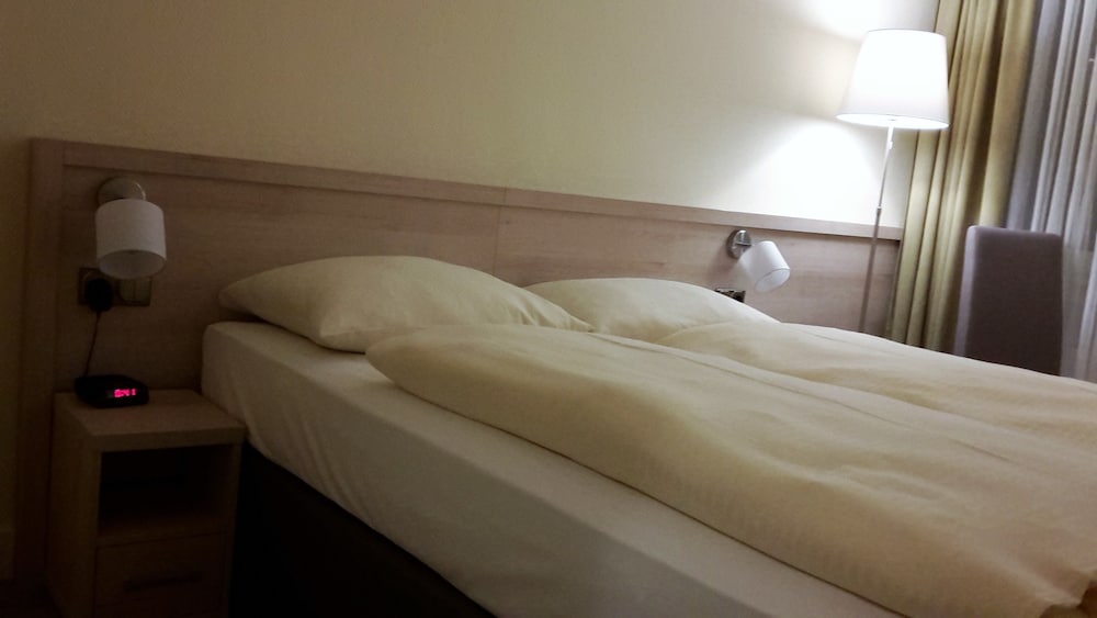 Double or Twin Room, 1 Queen Bed, Hill View photo 3