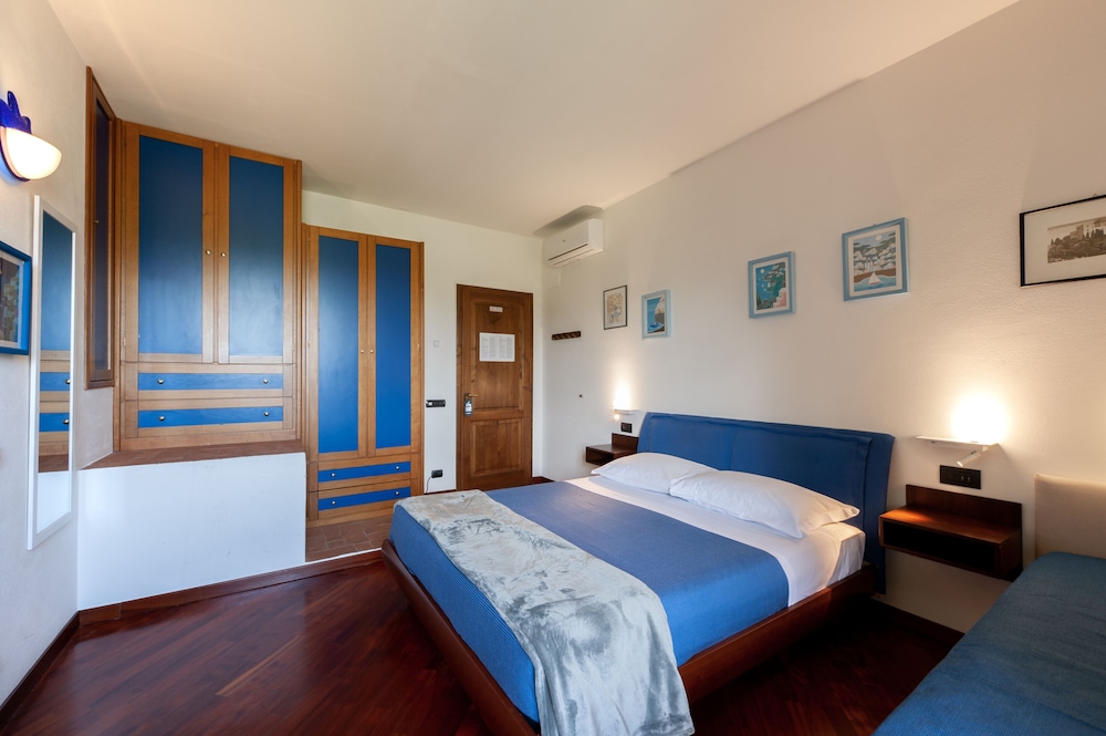 Deluxe Triple Room photo 3