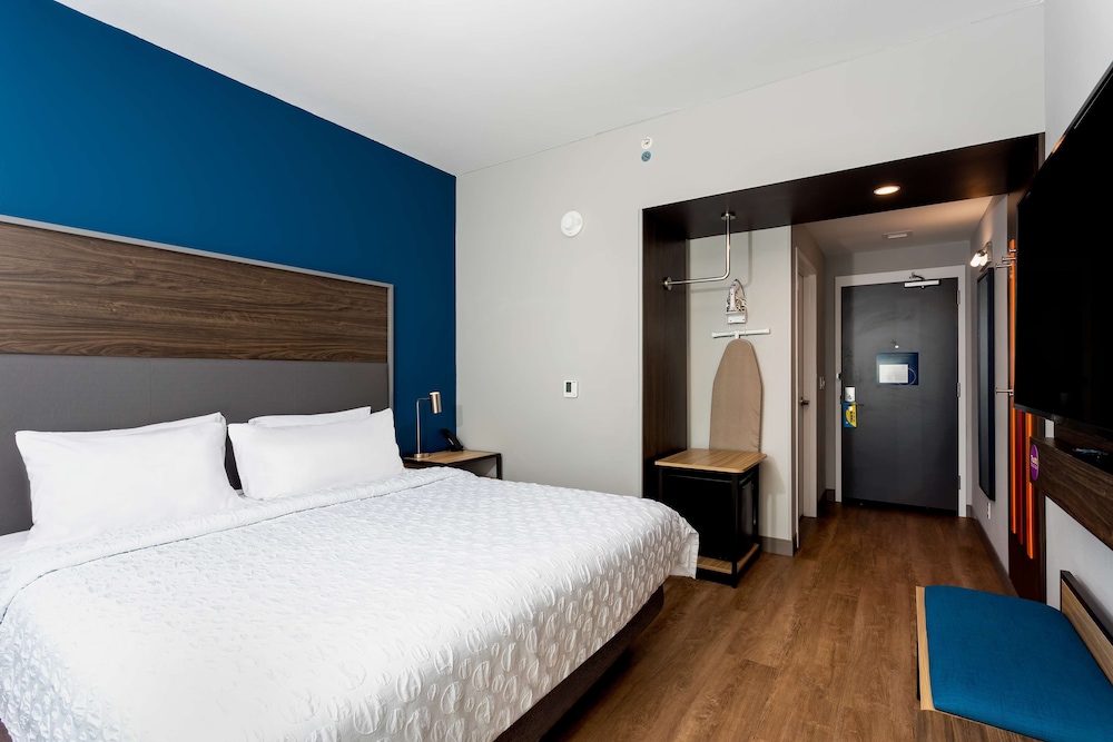 Room, 1 King Bed - Photo 3