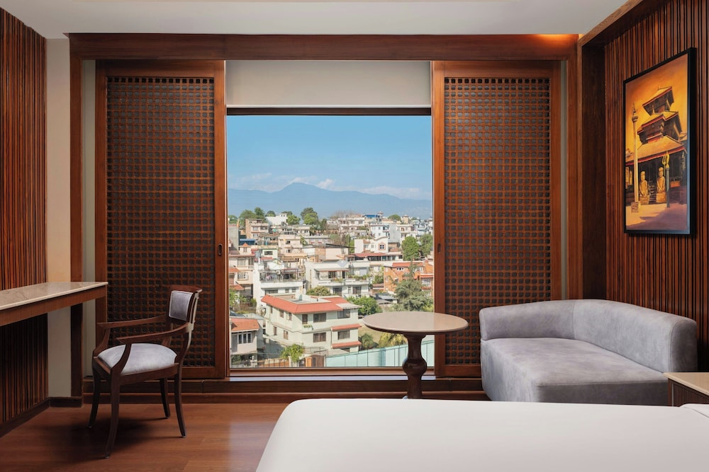 Club Room, 1 King Bed, City View - Photo 2
