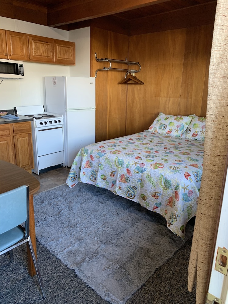 G - 1 Queen/1 Double/2 Singles w/Kitchen photo 1