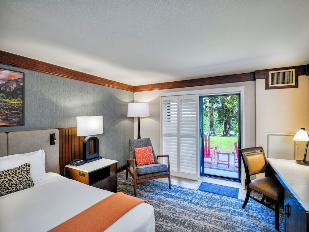 Premium Room, 1 King Bed, Patio photo 2