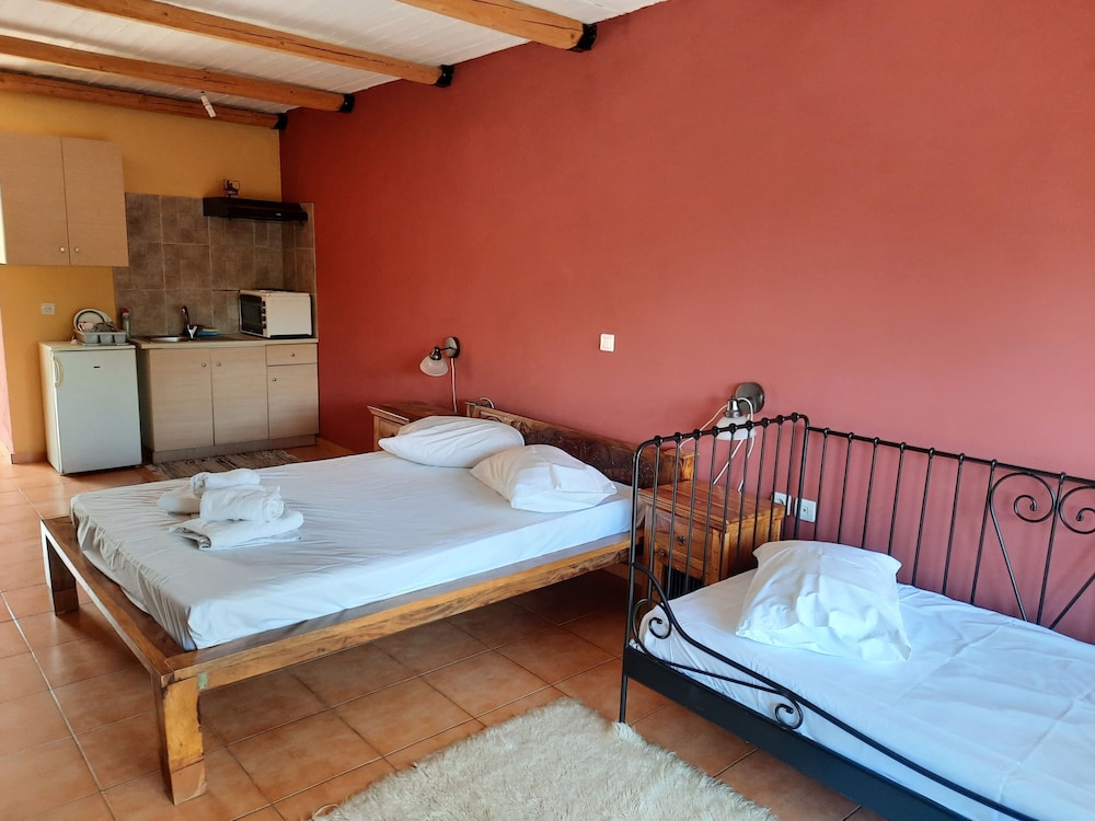 2 Adults One-Bedroom Apartment - Photo 12