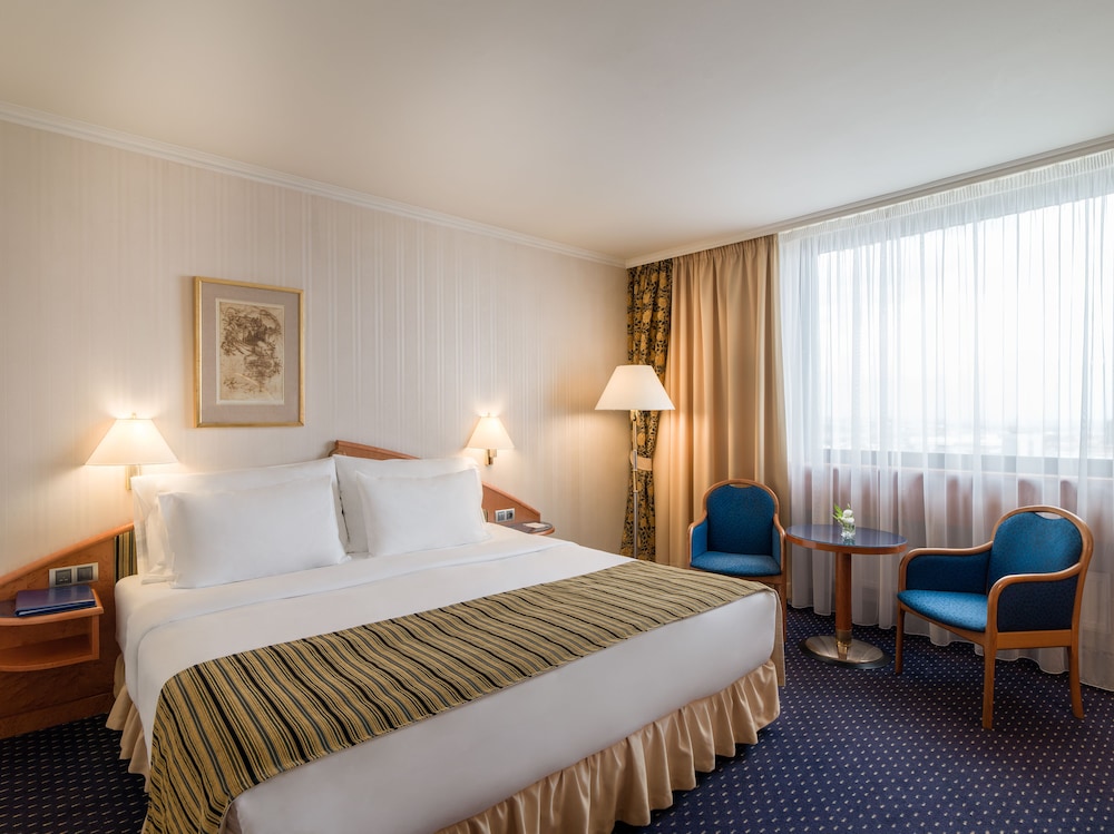 Deluxe Room (King)