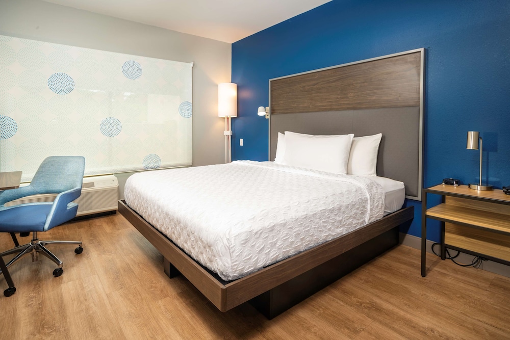 Room, 1 King Bed, Accessible (Hearing) - Photo 1