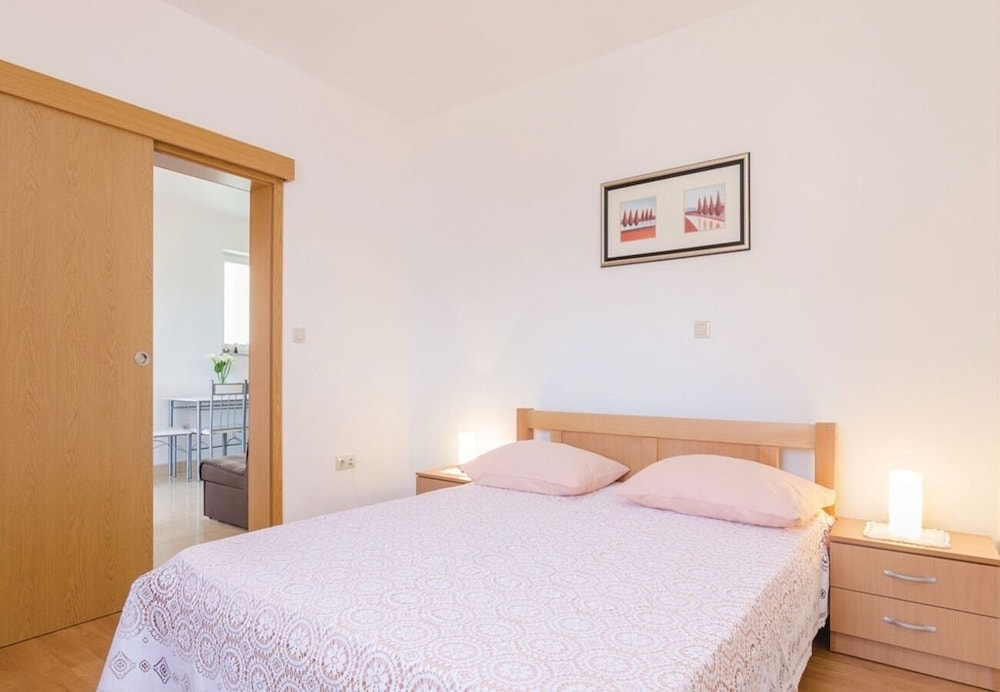 Apartment (Ljuba - in center & close to the beac)
