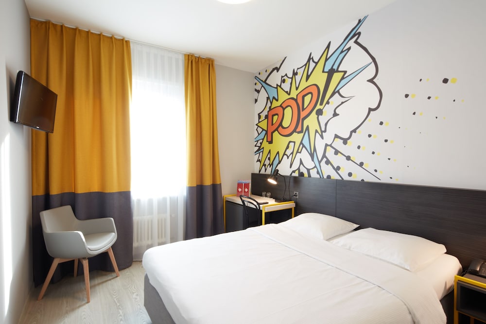 Standard Room, 1 Queen Bed photo 2