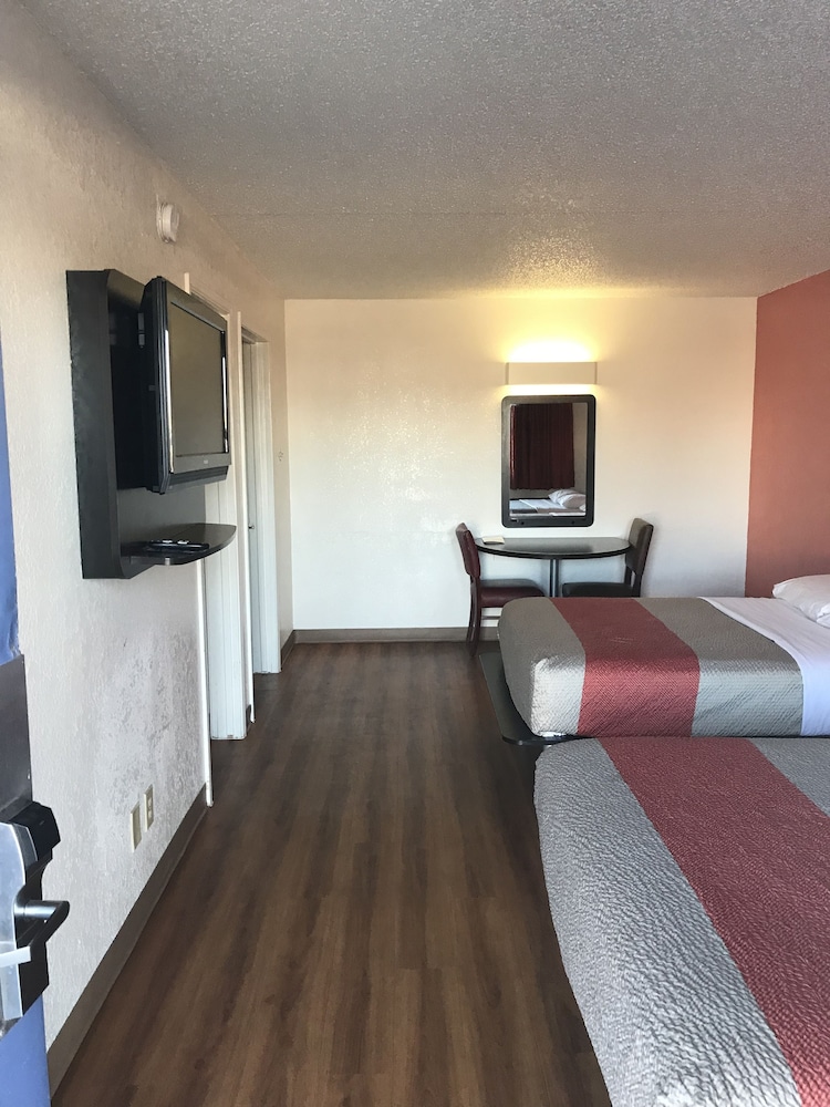 Standard Room, 1 King Bed, Smoking photo 3