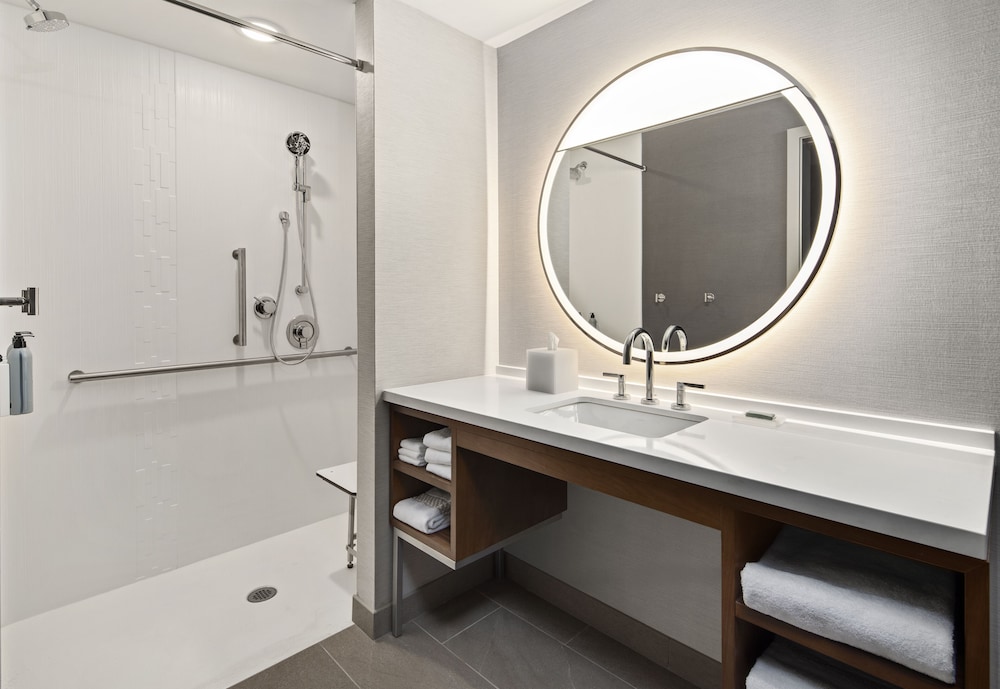 Suite, 1 King Bed (Mobility Accessible, Roll-In Shower) photo 3