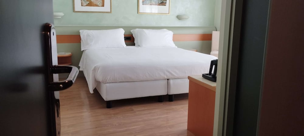 Comfort Room, 2 Queen Beds, Non Smoking, Balcony photo 1