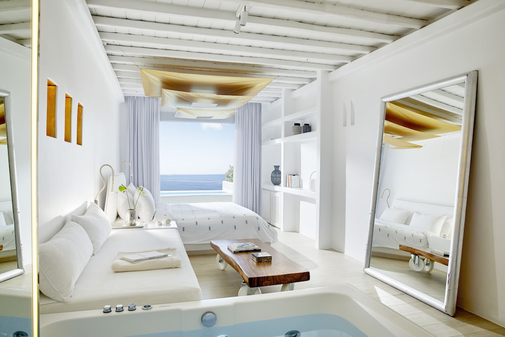 JUNIOR SUITE WITH POOL