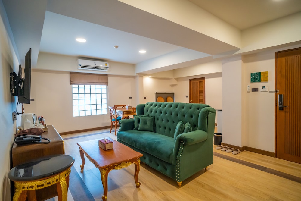 Executive Suite - Photo 10