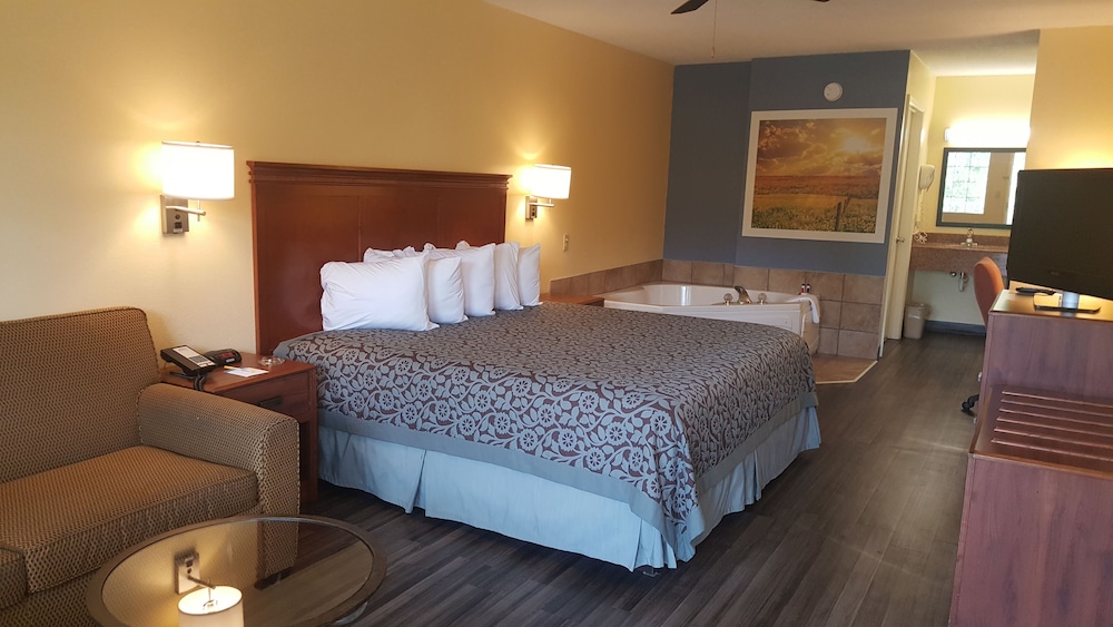 Suite, 1 King Bed - Photo 2