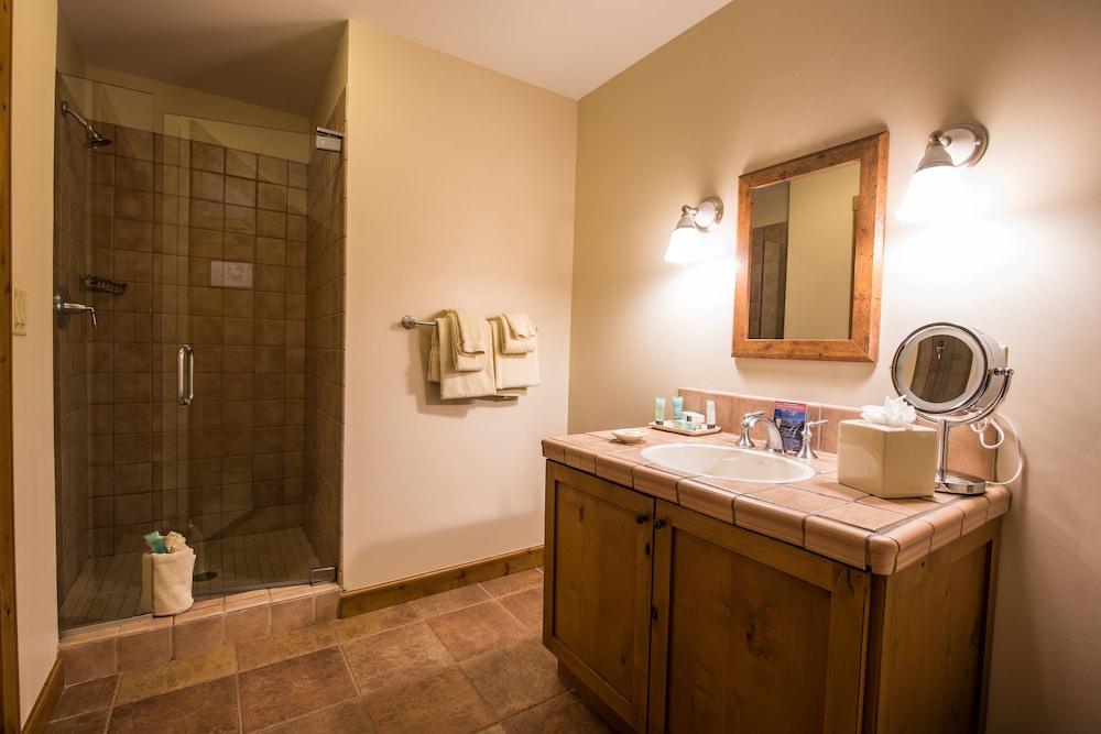 Deluxe Studio, 1 King Bed - Photo 11