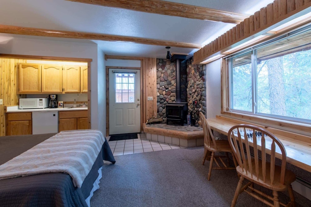 Studio, 2 Queen Beds, Patio, Mountain View (Fishing Cabin in the Woods)