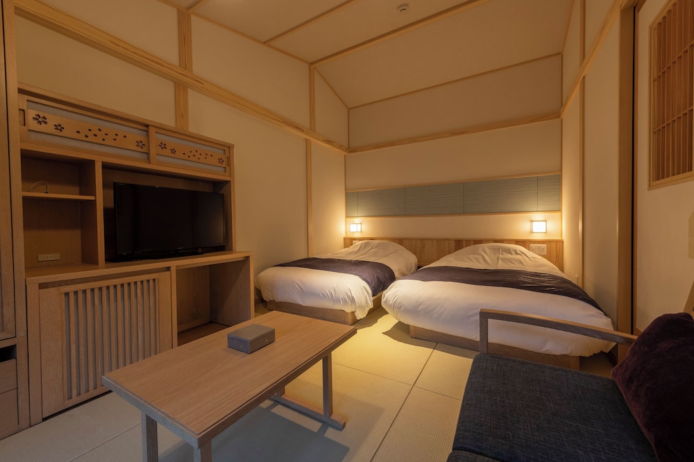 Luxury Twin Room, 2 Twin Beds, Private Bathroom, Ground Floor (Adult Only) photo 3