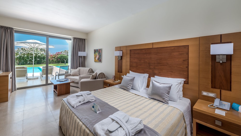 Junior Twin Room, Private Pool, Garden View photo 1