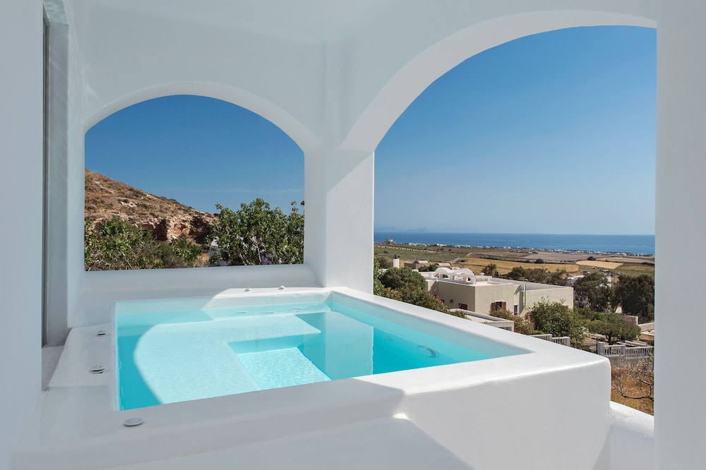 Three-Bedroom Villa outdoor Tub
