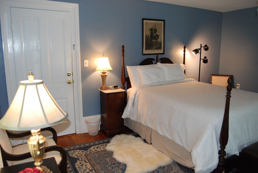 Exclusive Room, 1 Queen Bed, Private Bathroom, Corner photo 2
