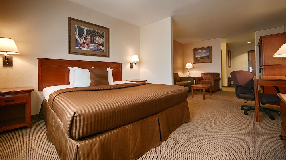 Suite, 1 King Bed, Non Smoking, Microwave photo 2