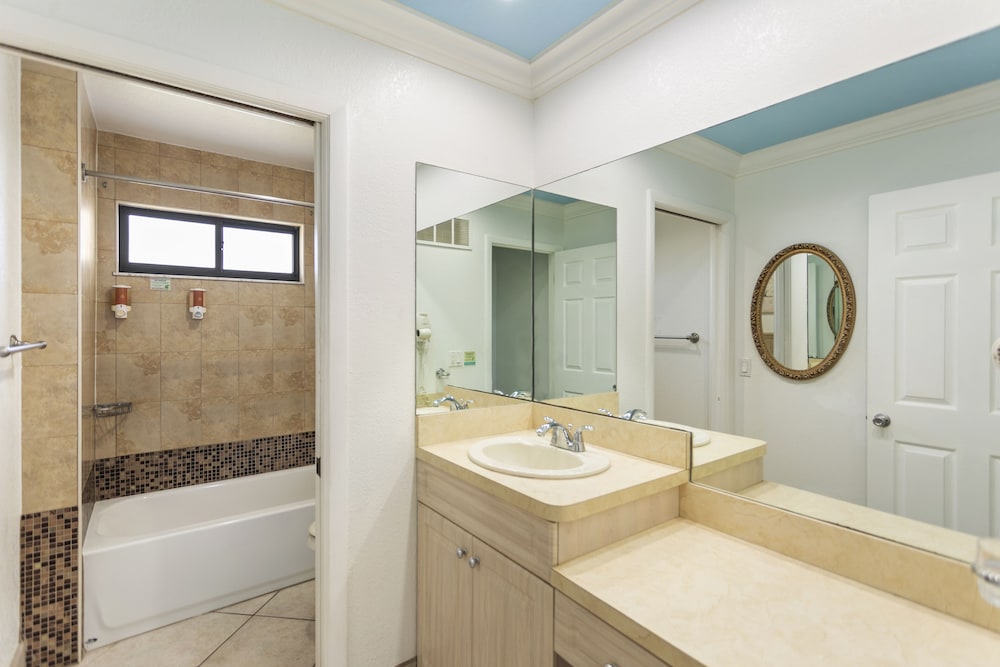 Suite, 1 Queen Bed, Balcony (Bayfront) - Photo 3