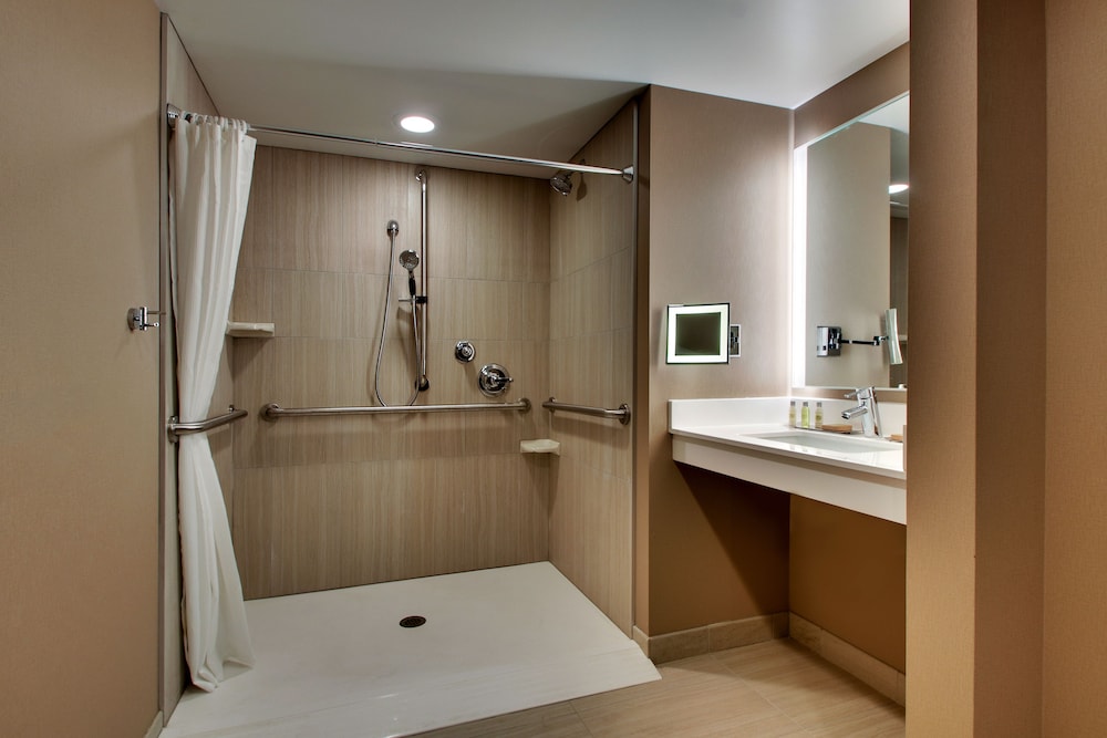 Room, 1 King Bed, Hearing Accessible, Balcony - Photo 2