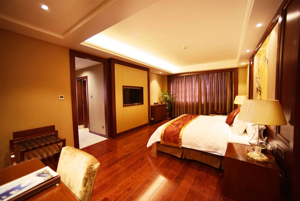 Deluxe Suite, 1 King Bed, Smoking