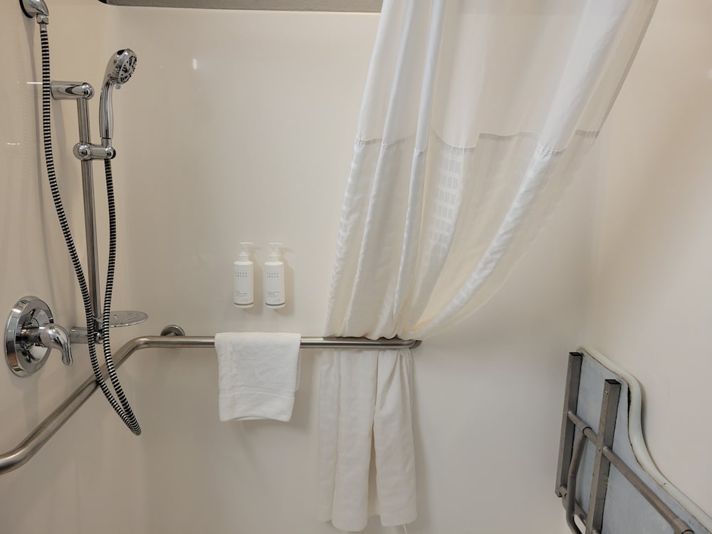 Standard Room, 2 Queen Beds, Accessible - Photo 7