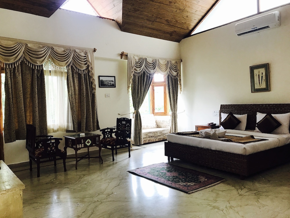 Premium Double Room, 1 King Bed, Smoking photo 2