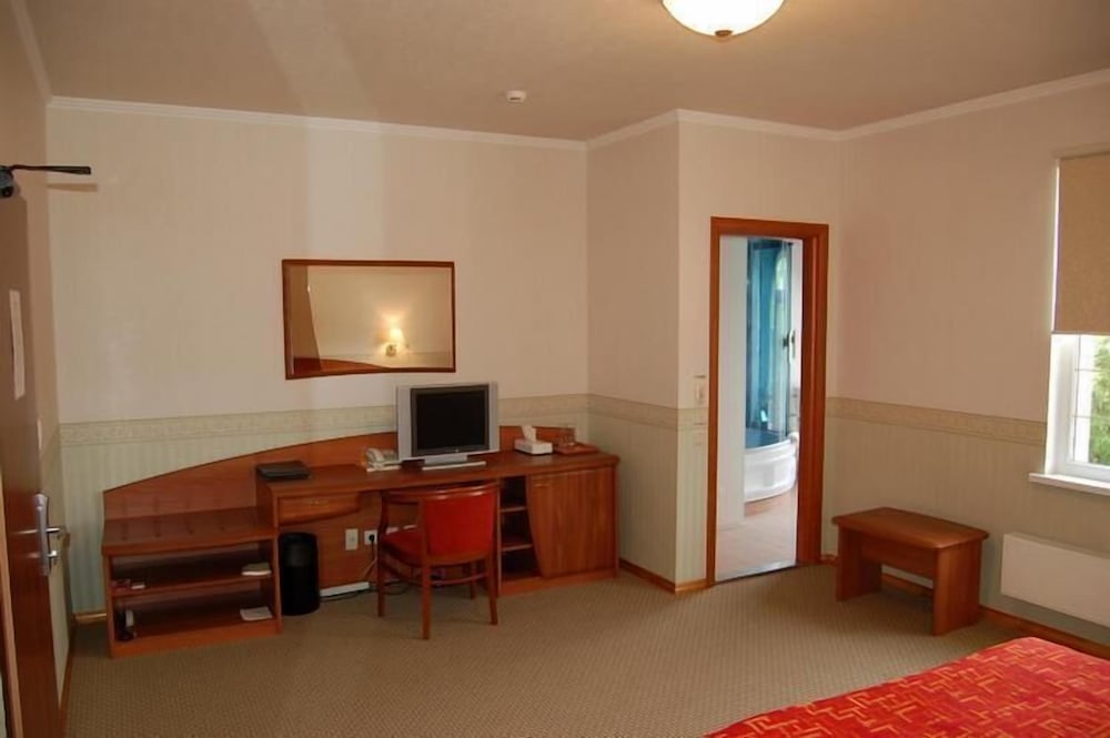 Basic Double Room Single Use, 1 Queen Bed photo 2