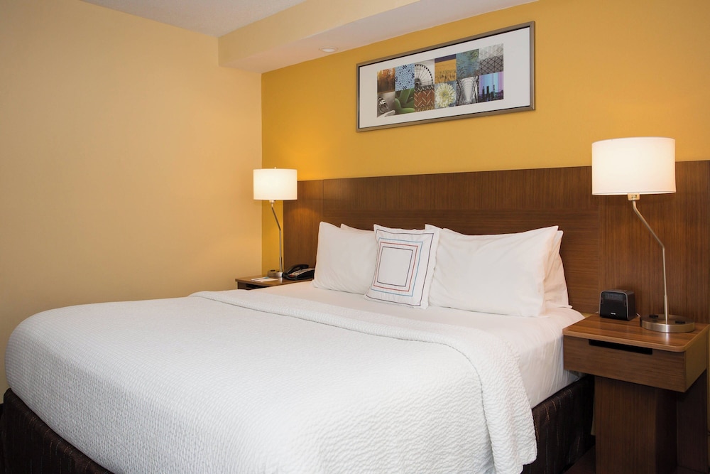 Room, 1 King Bed (Mobility/Hearing Access, Roll-In Shwr) photo 2