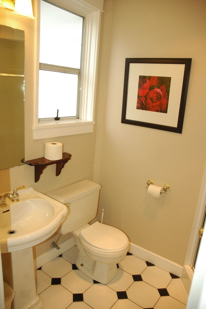 Traditional Room, 1 Queen Bed thumbnail 5