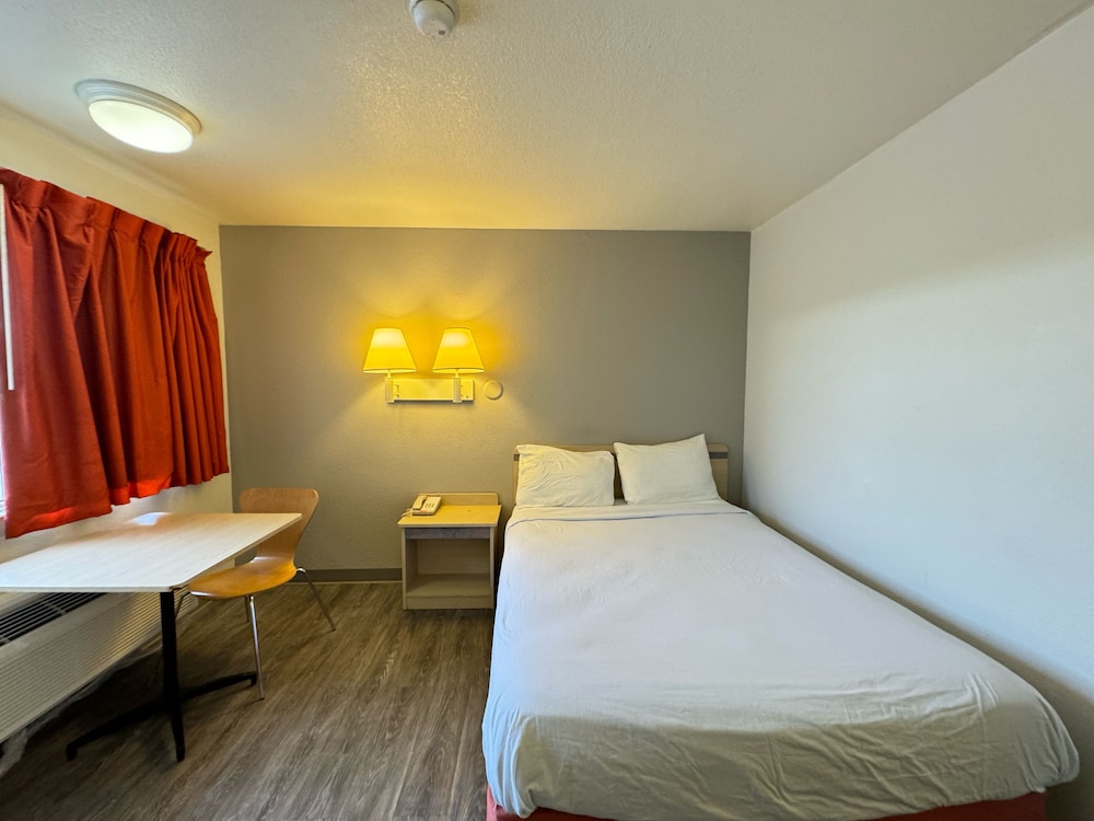 Deluxe Room, 1 Queen Bed, Non Smoking, Refrigerator & Microwave photo 3
