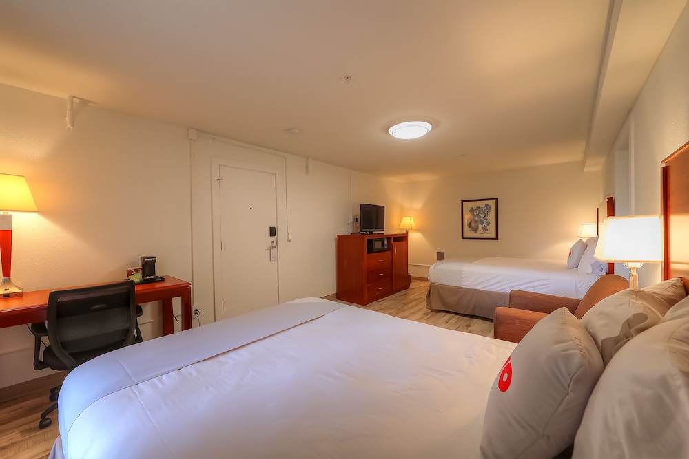 Room, 2 Queen Beds - Photo 3