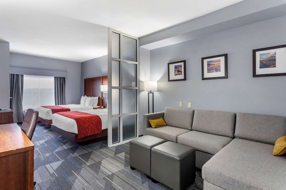 Suite, 2 Queen Beds - Photo 2