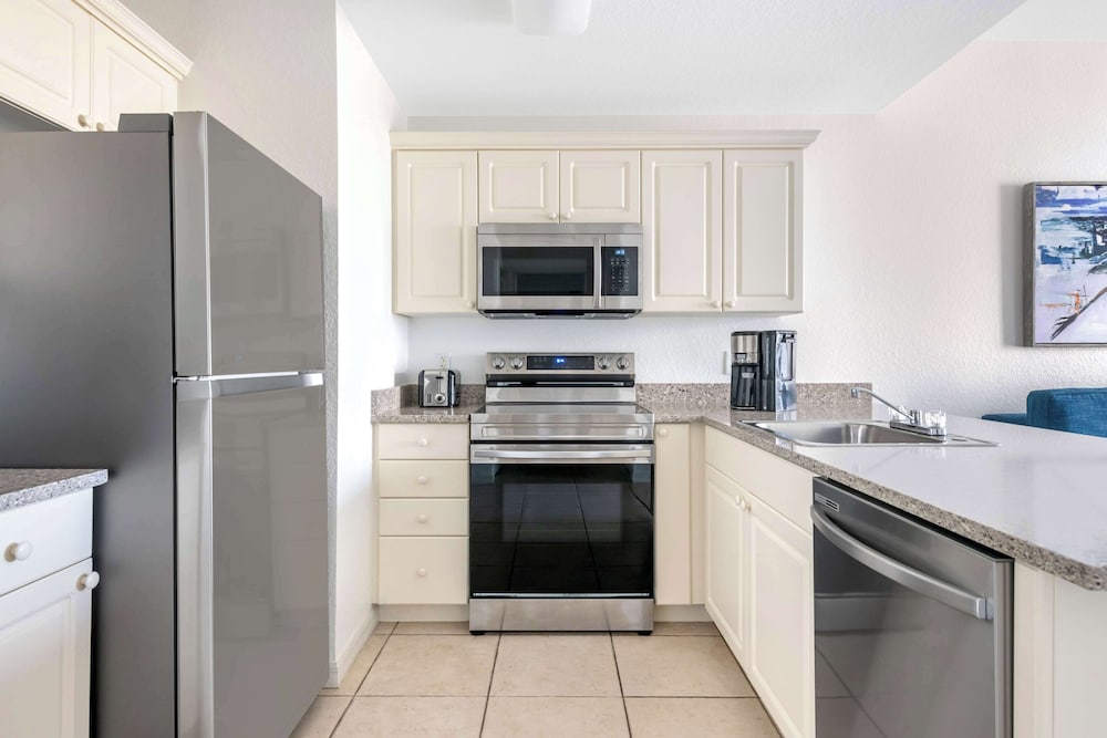 1 BEDROOM 1 KING SUITE WITH BALCONY photo 3