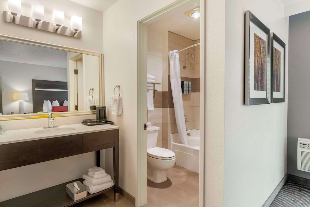 Suite, 1 King Bed, Refrigerator & Microwave, Corner (Pet Friendly;with Sofabed) - Photo 4