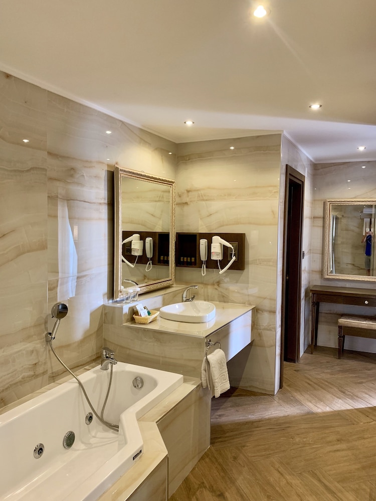 Superior Double Room thumbnail 5