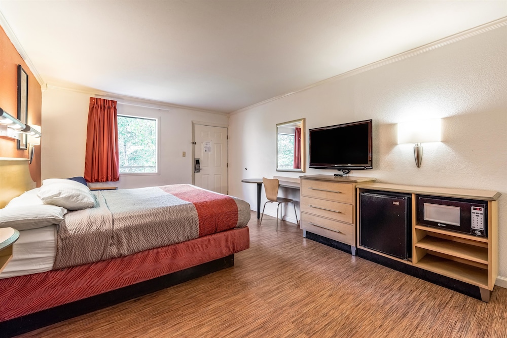 Deluxe Room, 1 King Bed, Non Smoking photo 2