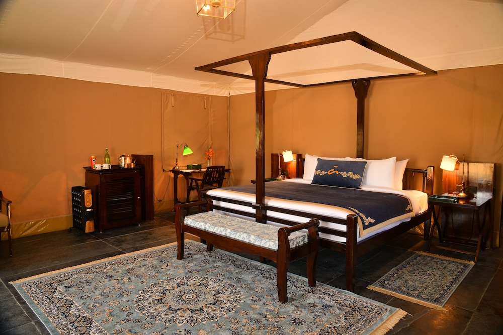 Luxury Tent with King Bed and Private Sitout photo 1