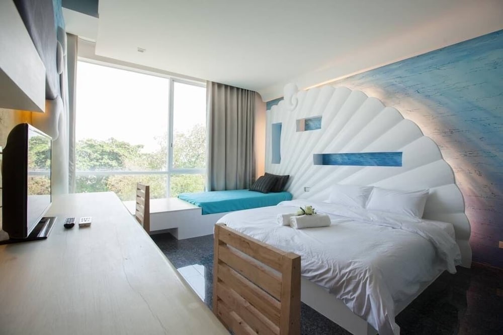 Deluxe Room, 1 King Bed photo 2