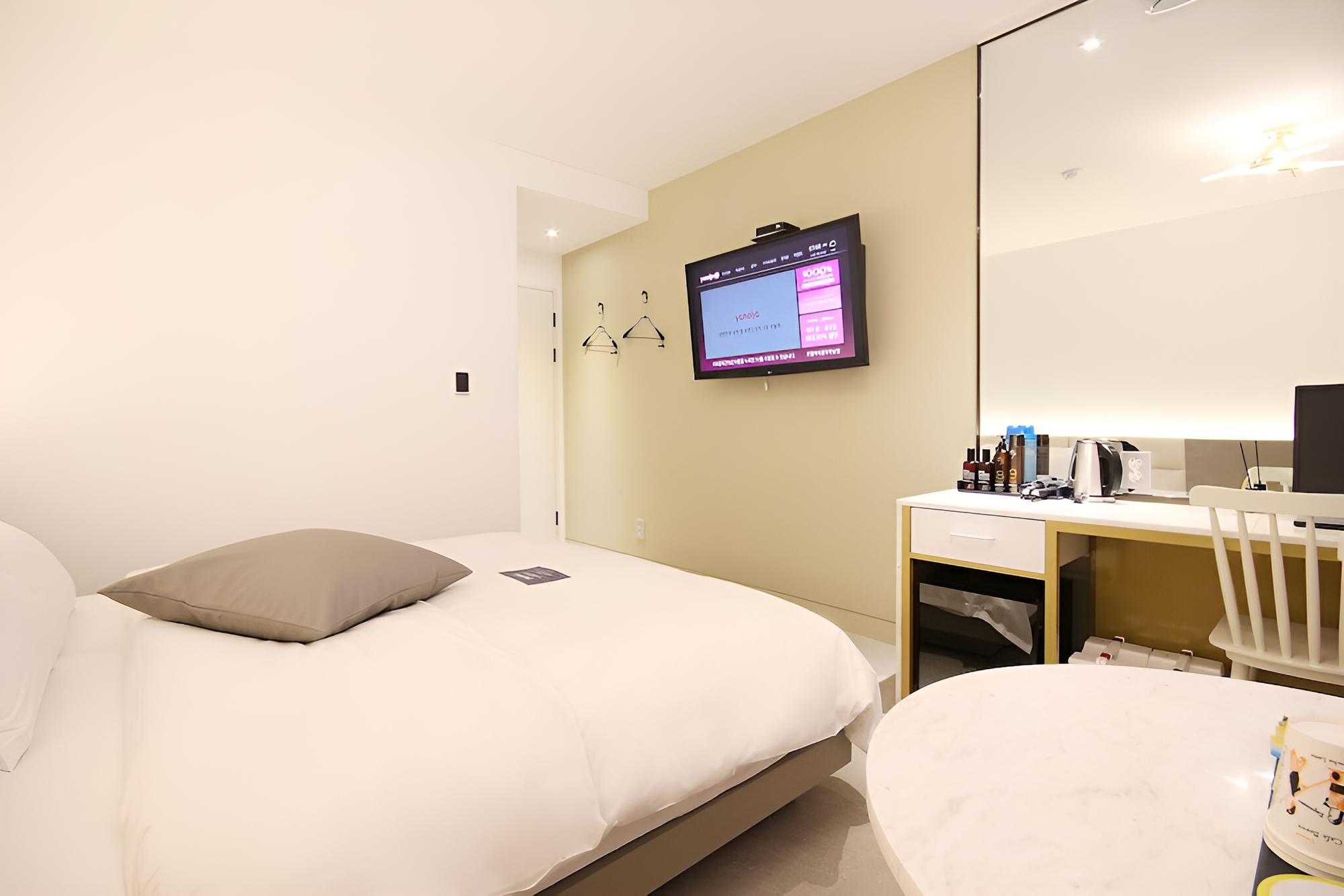 Room (Premium A (OTT King Bed)) - Photo 6