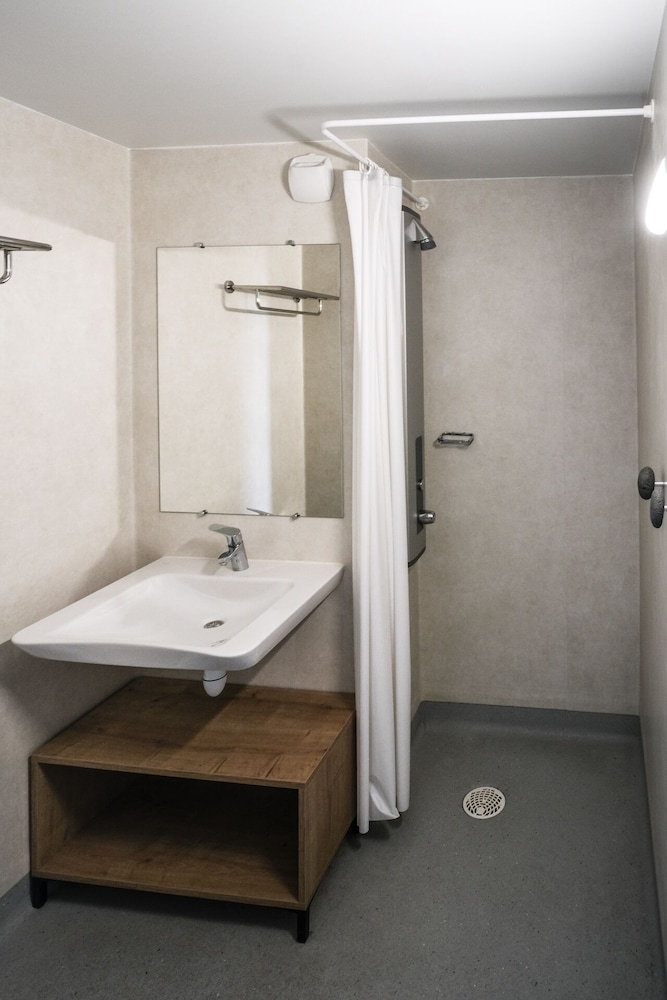 Triple Room with Ensuite Bathroom - Photo 2